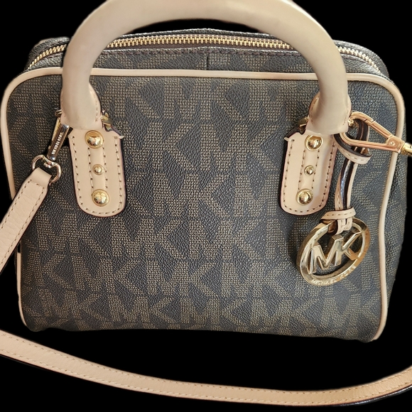 Giveaway Drawing During Live Show Different Prize Selected Every Show - Picture 3 of 4